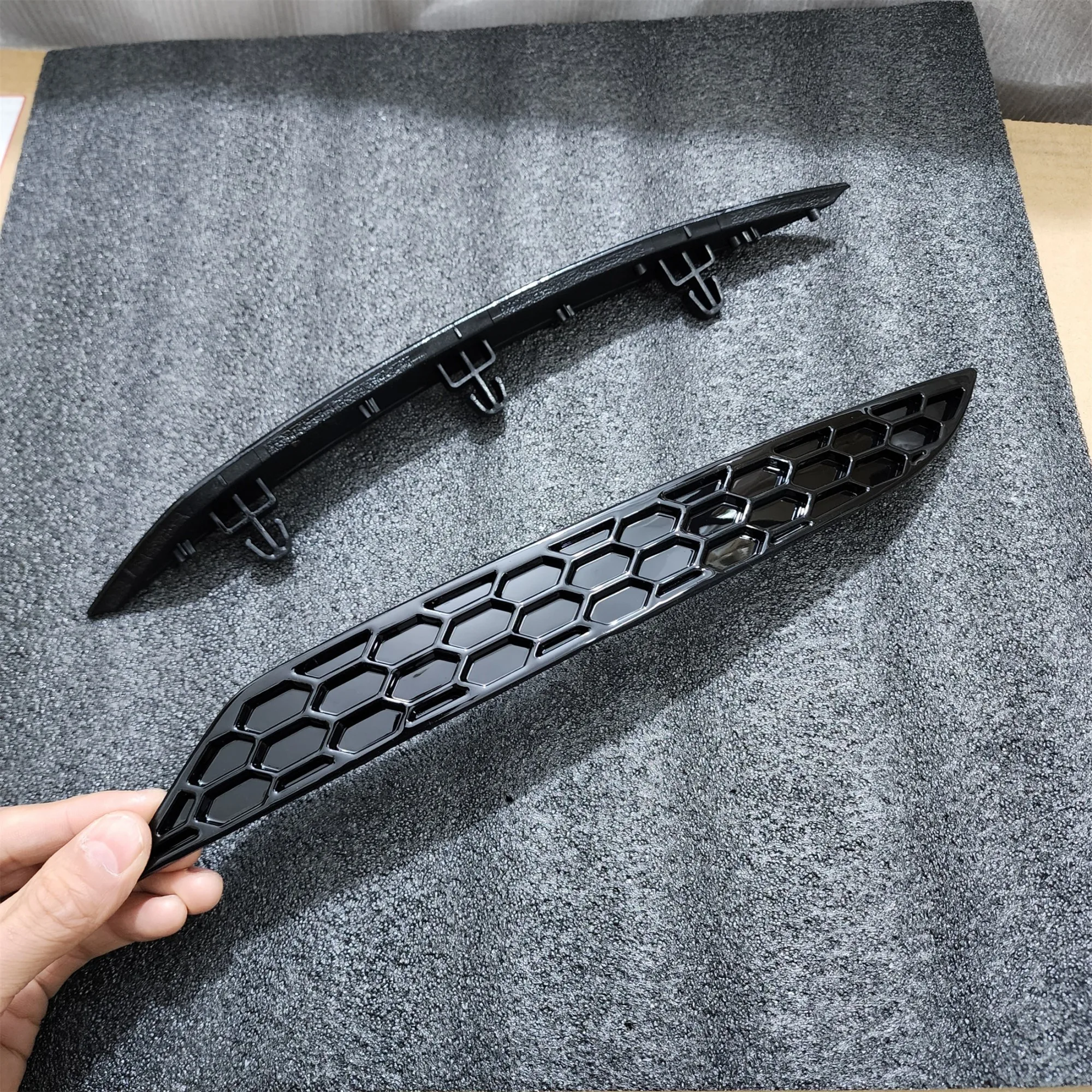Riflettore Paraurti Posteriore A Nido D'Ape Per Fiat Punto Mk2b (1999-2012) Lato Destro, Ricambio OEM 735362640, In ABS, Aumenta Visibilità E Stile