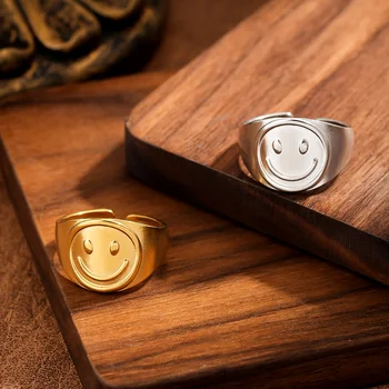 Anello in acciaio inossidabile sorridente rotondo di lusso leggero, metallo pesante impermeabile e che non sbiadisce, con anello per dito regolabile