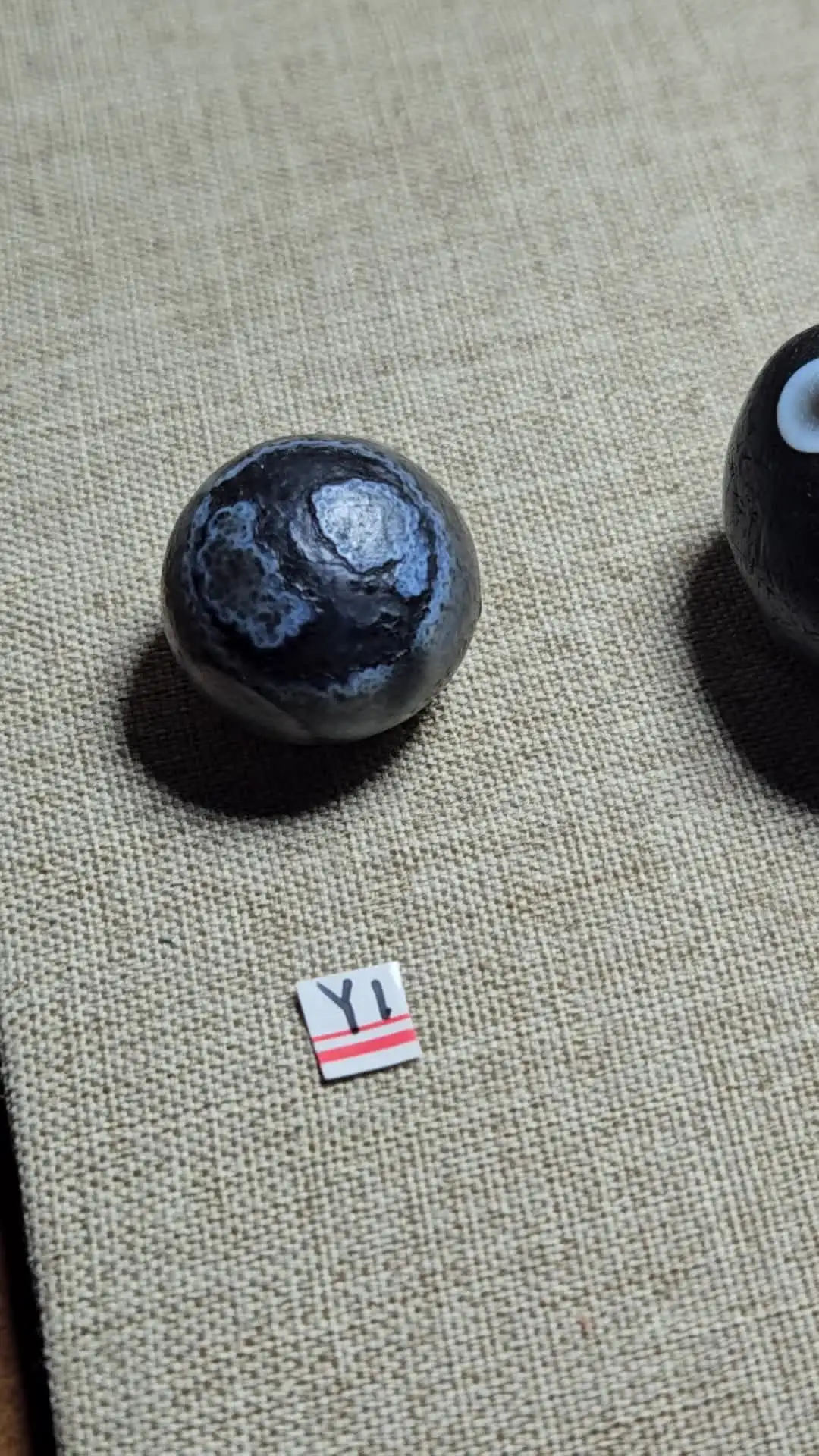 Натуральный черный агат Алиса Гоби неополированный образец камня