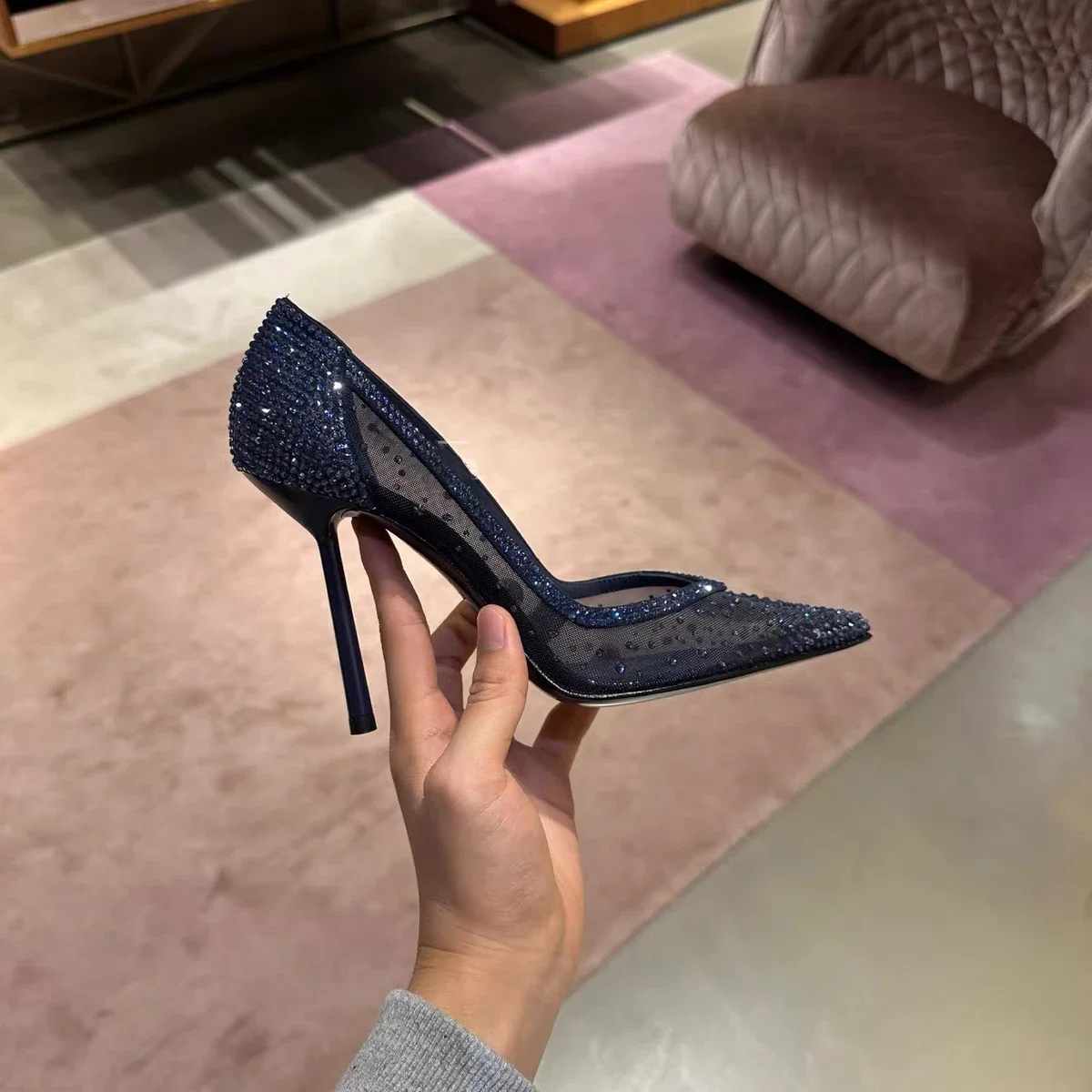 Scarpe col tacco alto a punta tempestate di diamanti in maglia blu