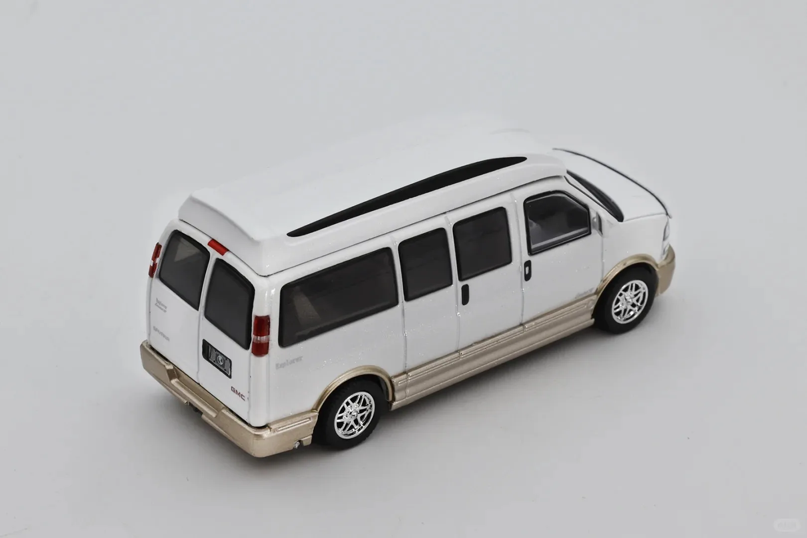 새로운 입고 상품 섀도우 1:64 GMC MPV 미니밴 밴 모델 합금 미니어처 다이캐스트 모델 대형 미국 MPV 모델 장난감 어린이 장식품 선물