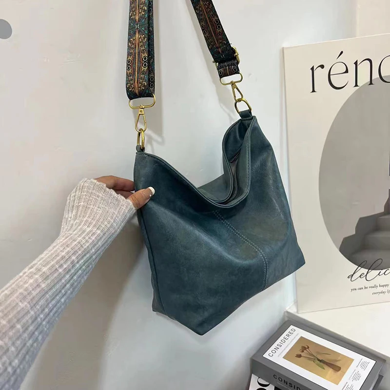 حقيبة واسعة للكتف عصرية