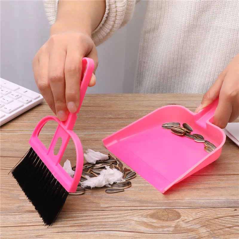 

1 Set Cleaning Kit Dustpan Broom Sweep Kit for Pets Hamsters Small Pets Chinchillas Guinea Pigs Color Random