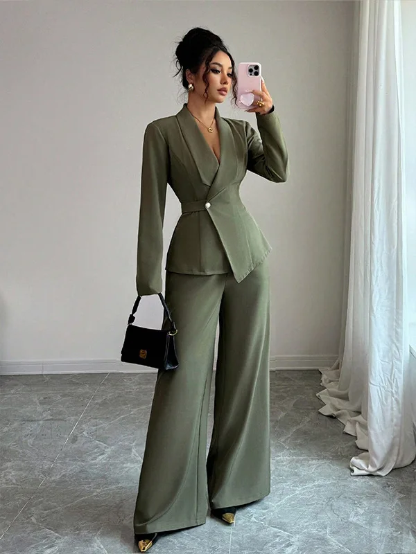 Tailleur femme moderne pour bureau et rendez-vous professionnels