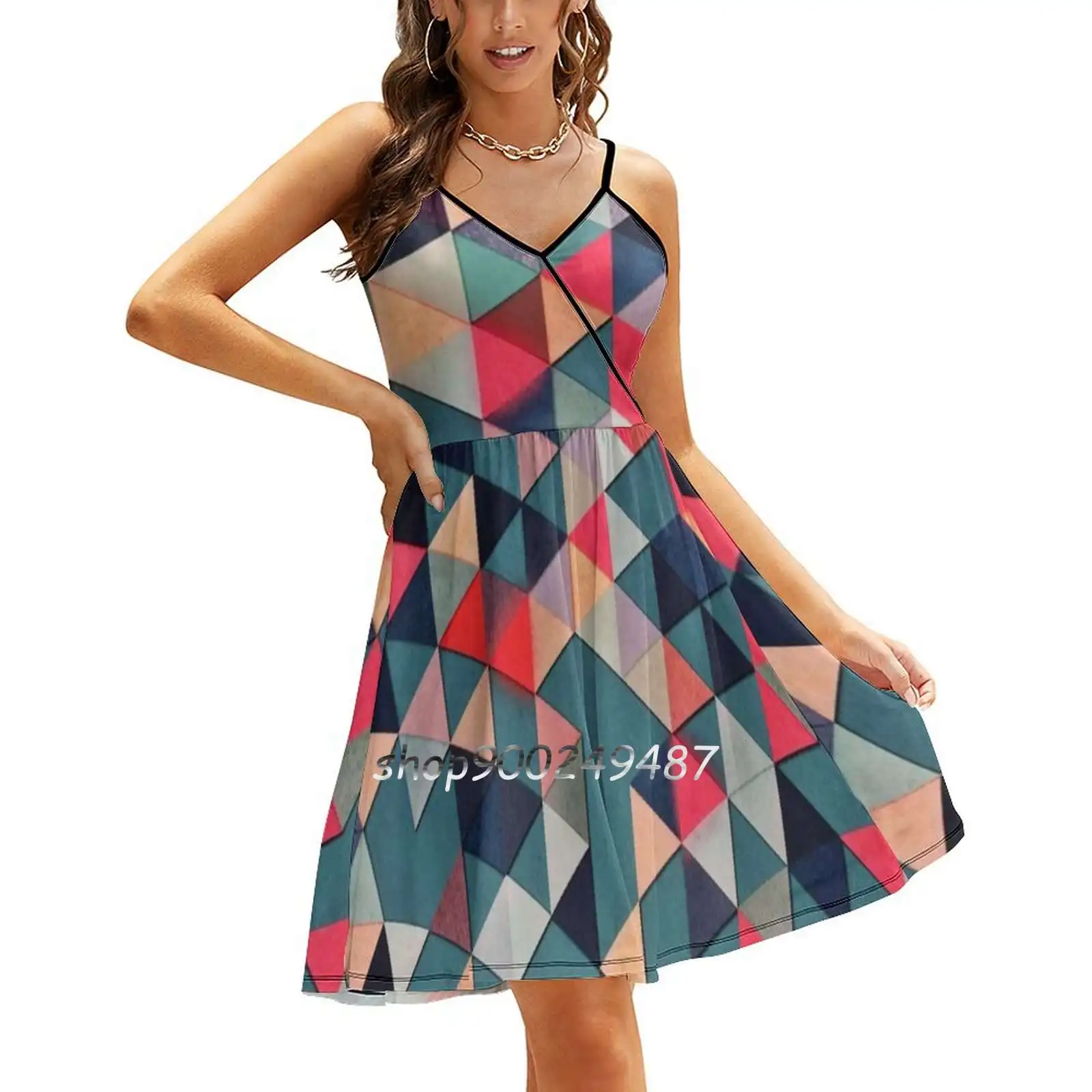 

Женское платье на бретельках с завышенной талией и геометрическим рисунком