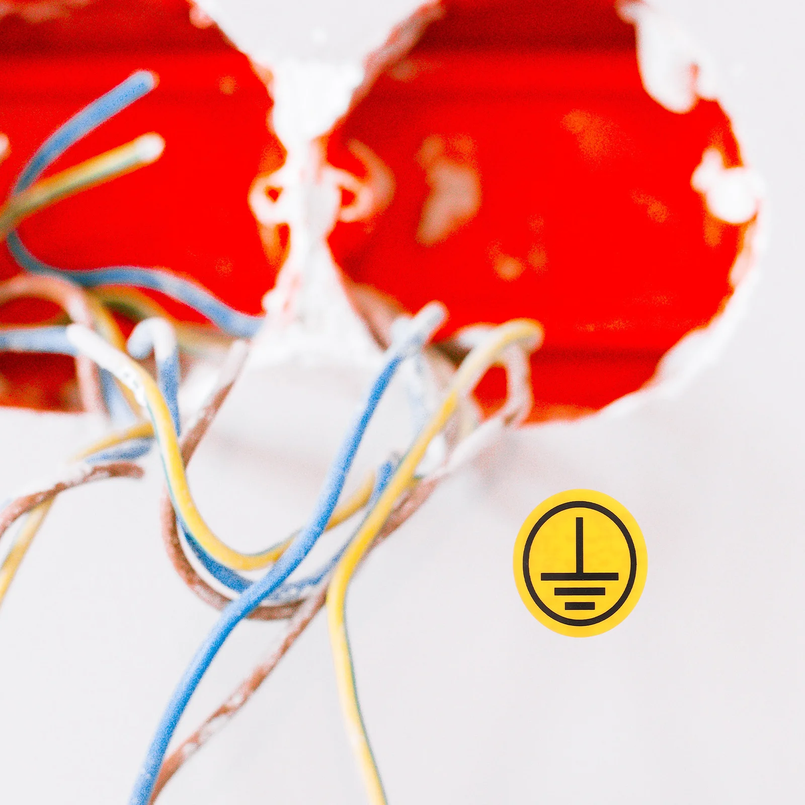 Рисунок 3 - Наклейки с символами заземления земли