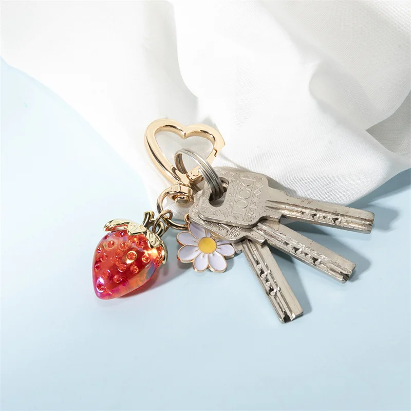 Új Eper keychain Kulcskarika Választékos Medál keychains virágos keyrings Dísztárgy Hátiszák medálok Tehetség számára ékszer