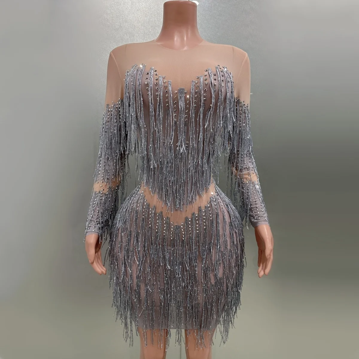 

Блестящее серебристо-серое соблазнительное платье-футляр с кисточками и длинным рукавом вечерний костюм для выступления ночного клуба певицы танцор сценическая одежда