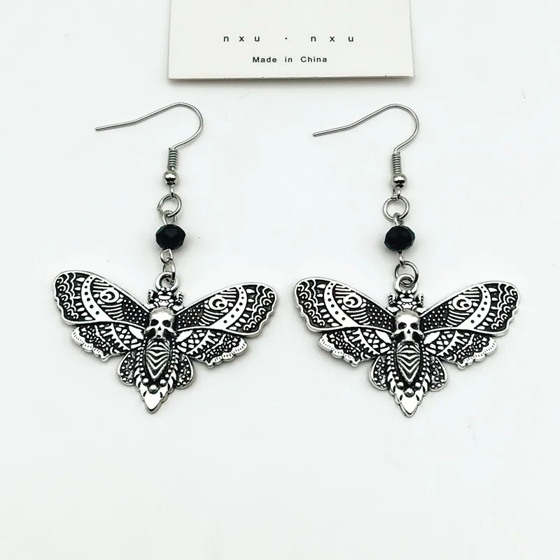Brinco gótico mariposa de caveira - imagem 3