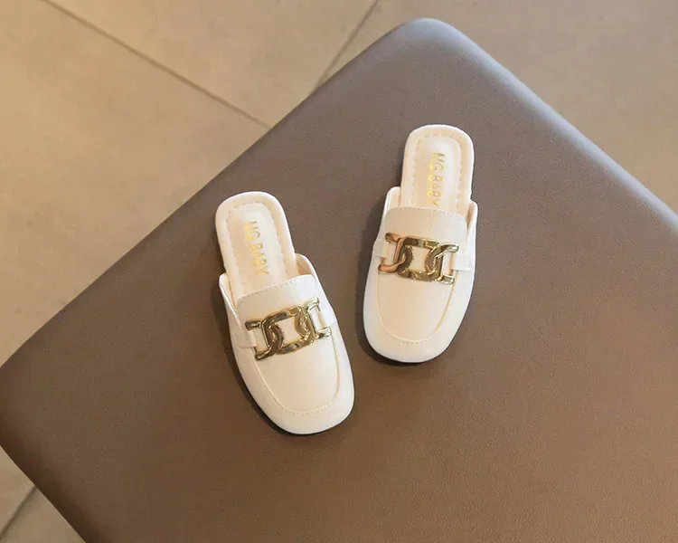 الأطفال الصنادل للفتيات 2024 صيف جديد الفتيات مغطاة أصابع شبشب جلدي مسطح عادية كسول المعادن الكورية الاطفال موضة الشقق