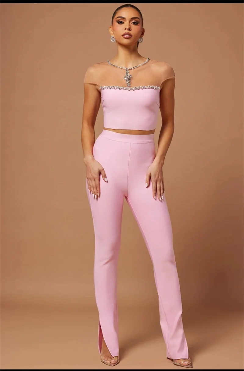 Женский брючный костюм на молнии с цепочкой