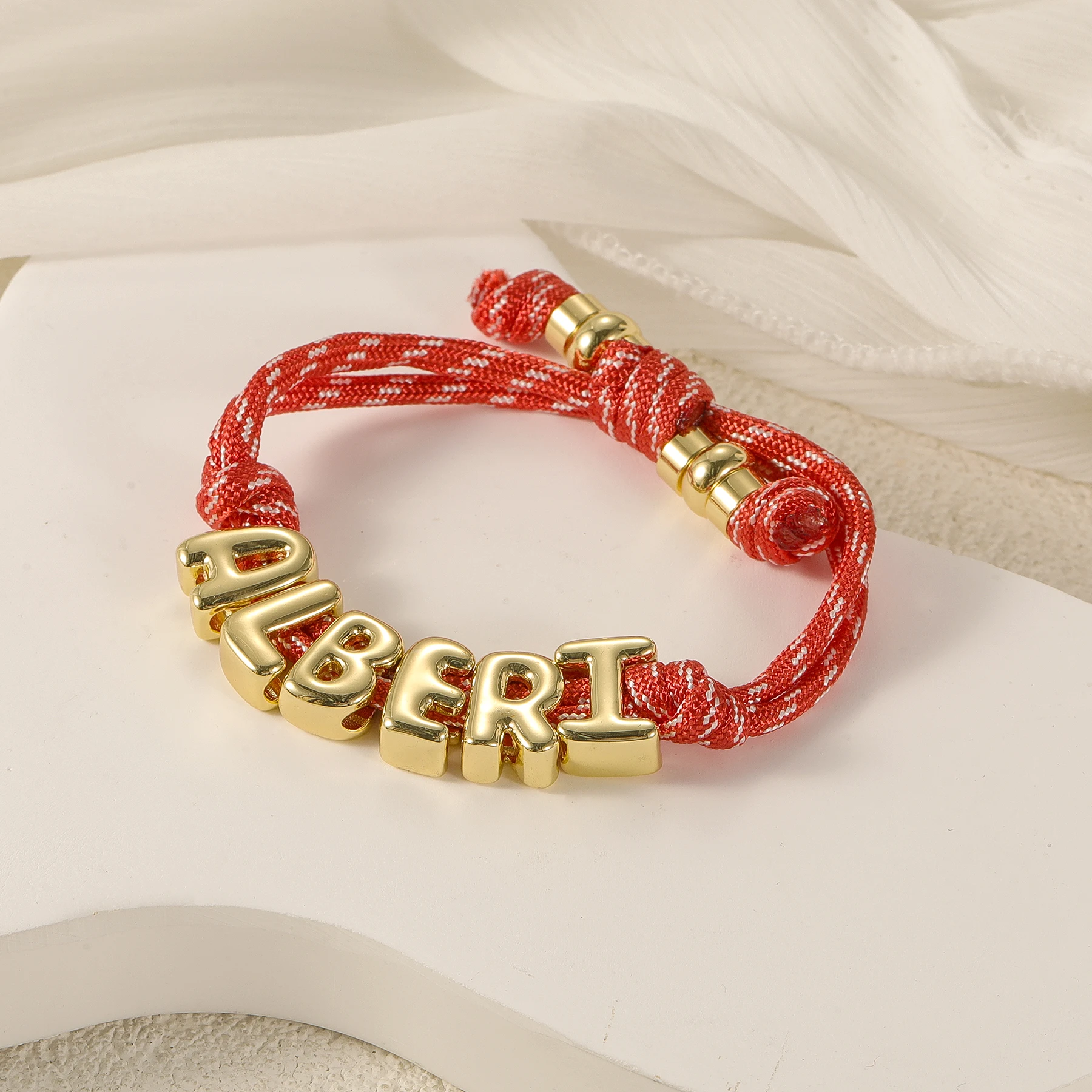 Dascusto 18 Karat vergoldetes Seilarmband, bunte Wellenseilketten, personalisiertes Anfangs-Charm-Armband, individueller Buchstabe – Detail 5
