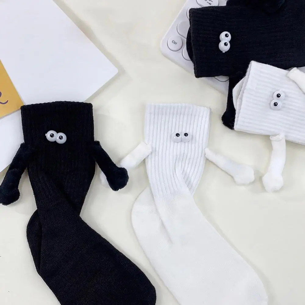 

1 Pair Hand In Hand Club Celebrity Ins Fashion Funny Magnetic Sox Eye Couple Socks Black White Cartoon Attraction Creative V2L4