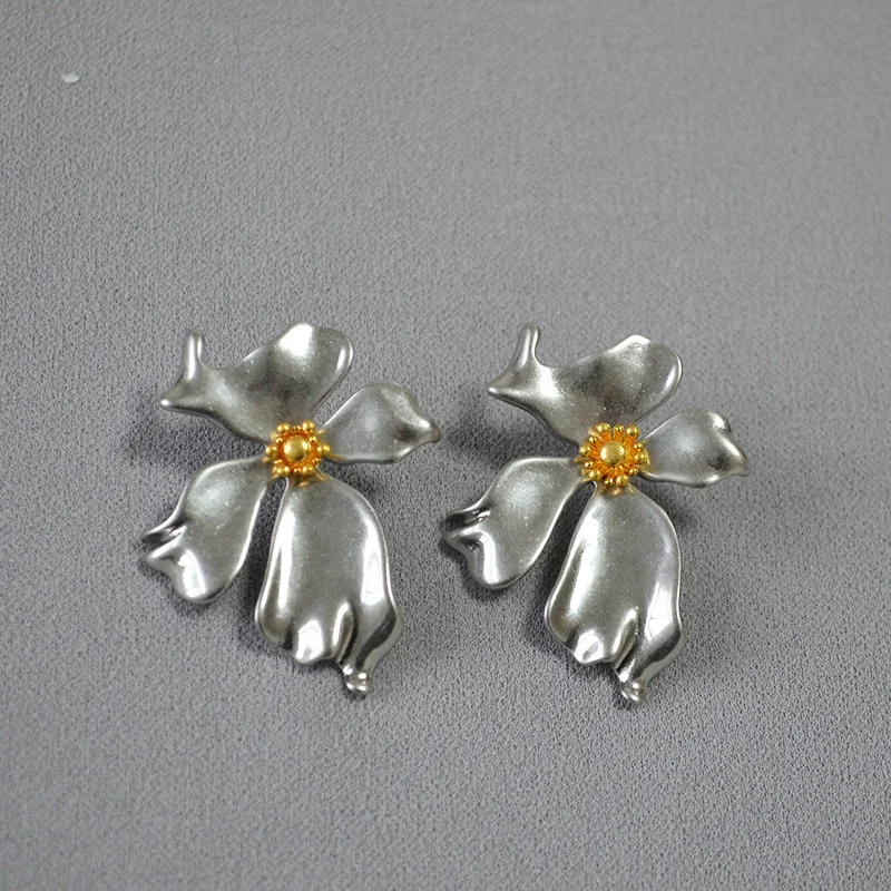 

Trendy and Cool Exaggerated Brass with Old Gold Plated Irregular Flowers, Small Personality 925 Silver Needle Earrings