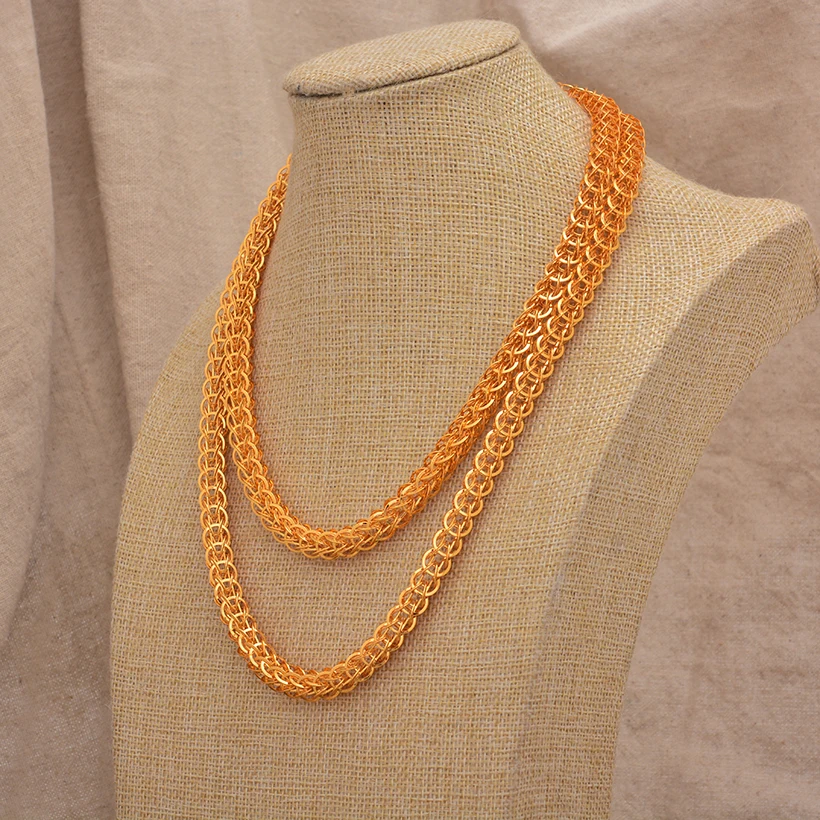 طقم مجوهرات للنساء مطلي بالذهب مع قلادة وقلادة مجو...