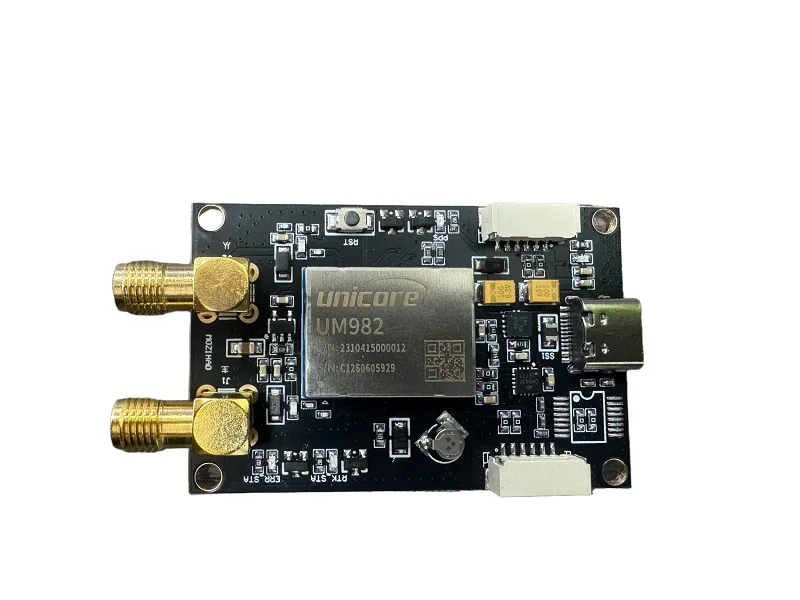 Détail des connecteurs du module GNSS RTK Unicore Um982, idéal pour des applications de cartographie aérienne.