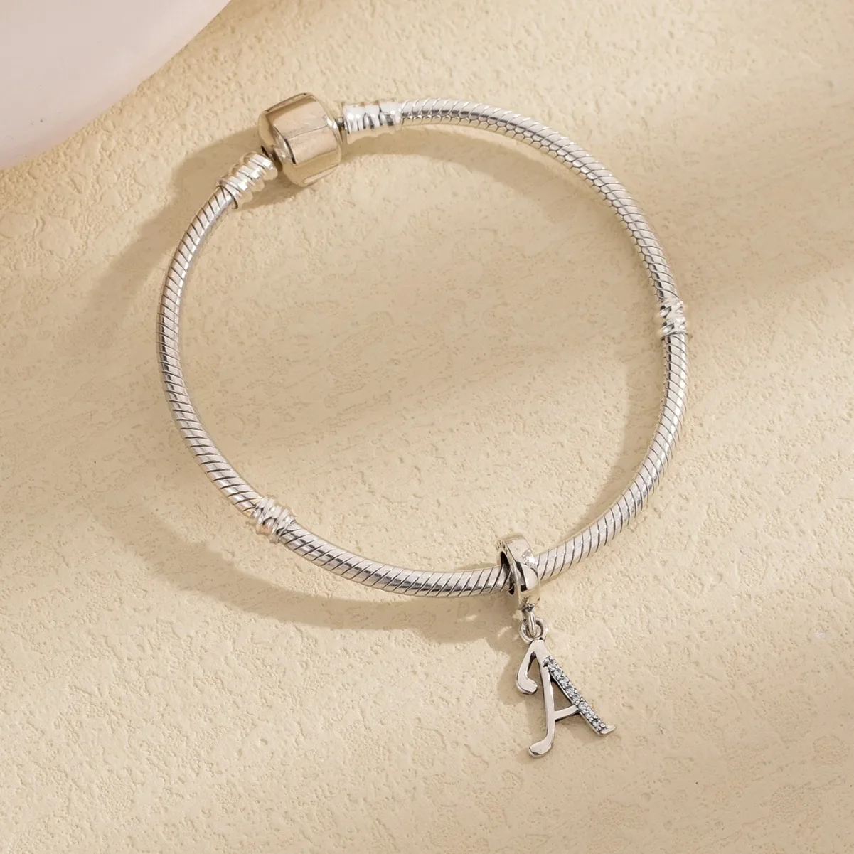 

Новый европейский и американский браслет из серебра s925 пробы с бусинами и надписью A, изысканный женский роскошный индивидуальный модный универсальный браслет