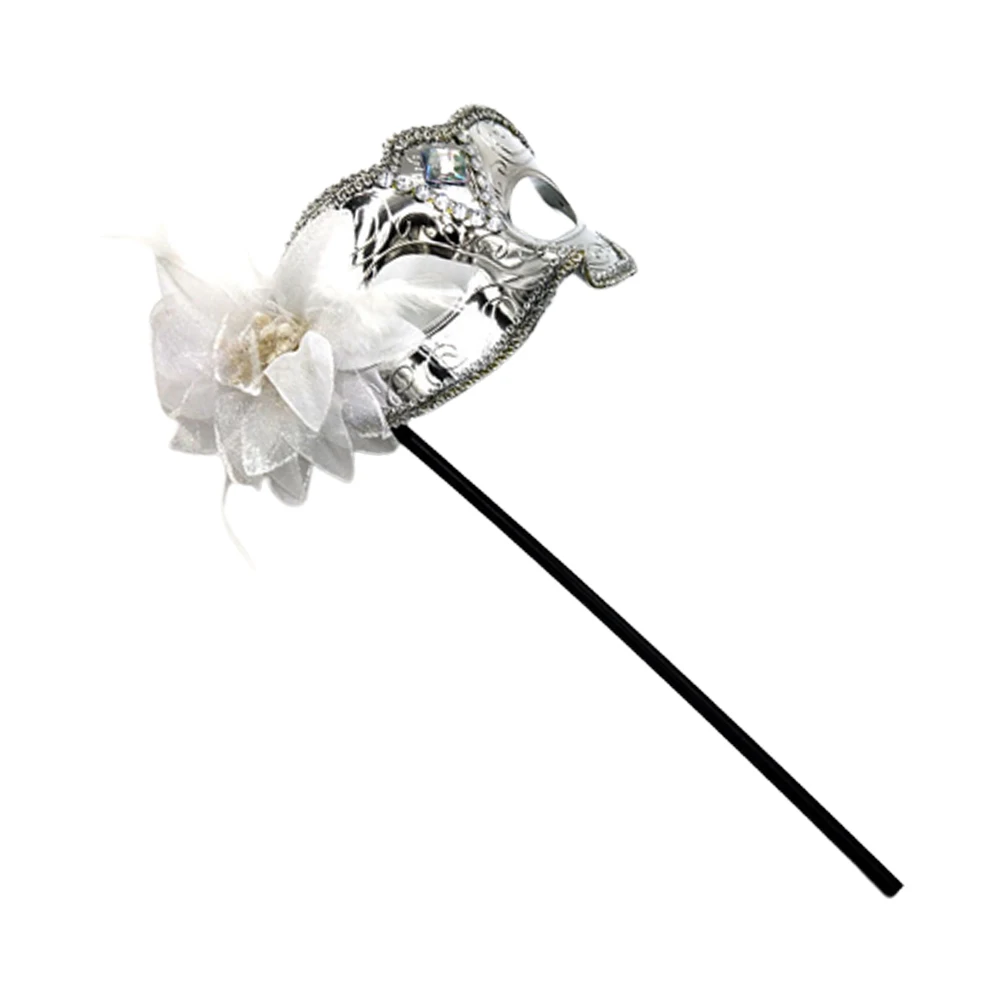 Détail du pince-nez ajustable et des coutures renforcées du masque chirurgical N95.