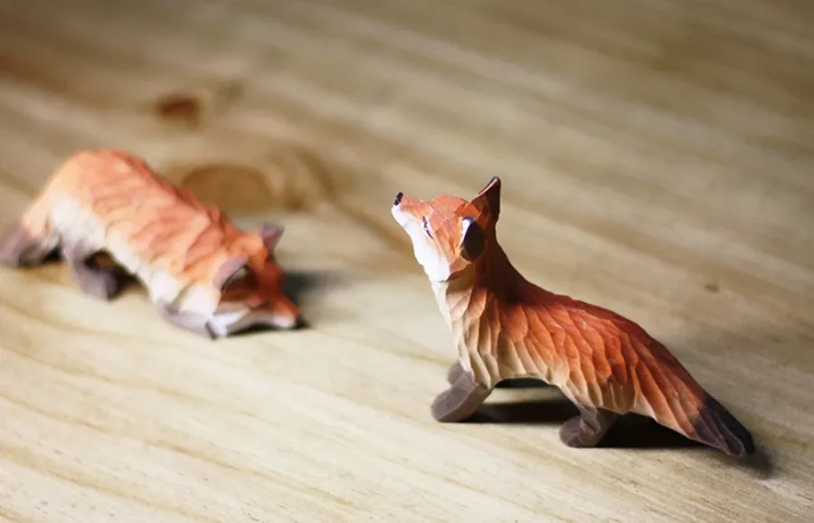 Description Picture 3 of itemModern Art Fox Wood Carving Ornaments Solid Wood Handicrafts Red White Foxes Home Decor Desk Decor Animal Figurine Statue