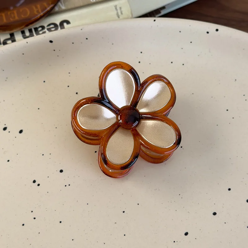 Wunderschöne bernsteinfarbene Blumen-Haarklammer mit Acrylmaterial, ideal für stilvolle Hochsteckfrisuren und Glamour hinzufügen an Ihren Look – Detail 24