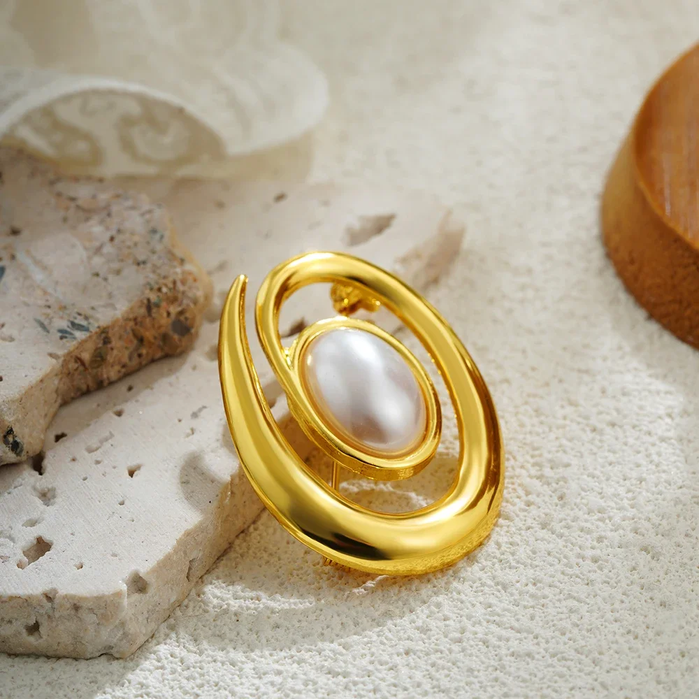 Pearl Brooches for Woman Luxury Geometric Irregular Rotate Hollow White Beads Brooch Formal Dress Suit Jewelry Accessories 2025