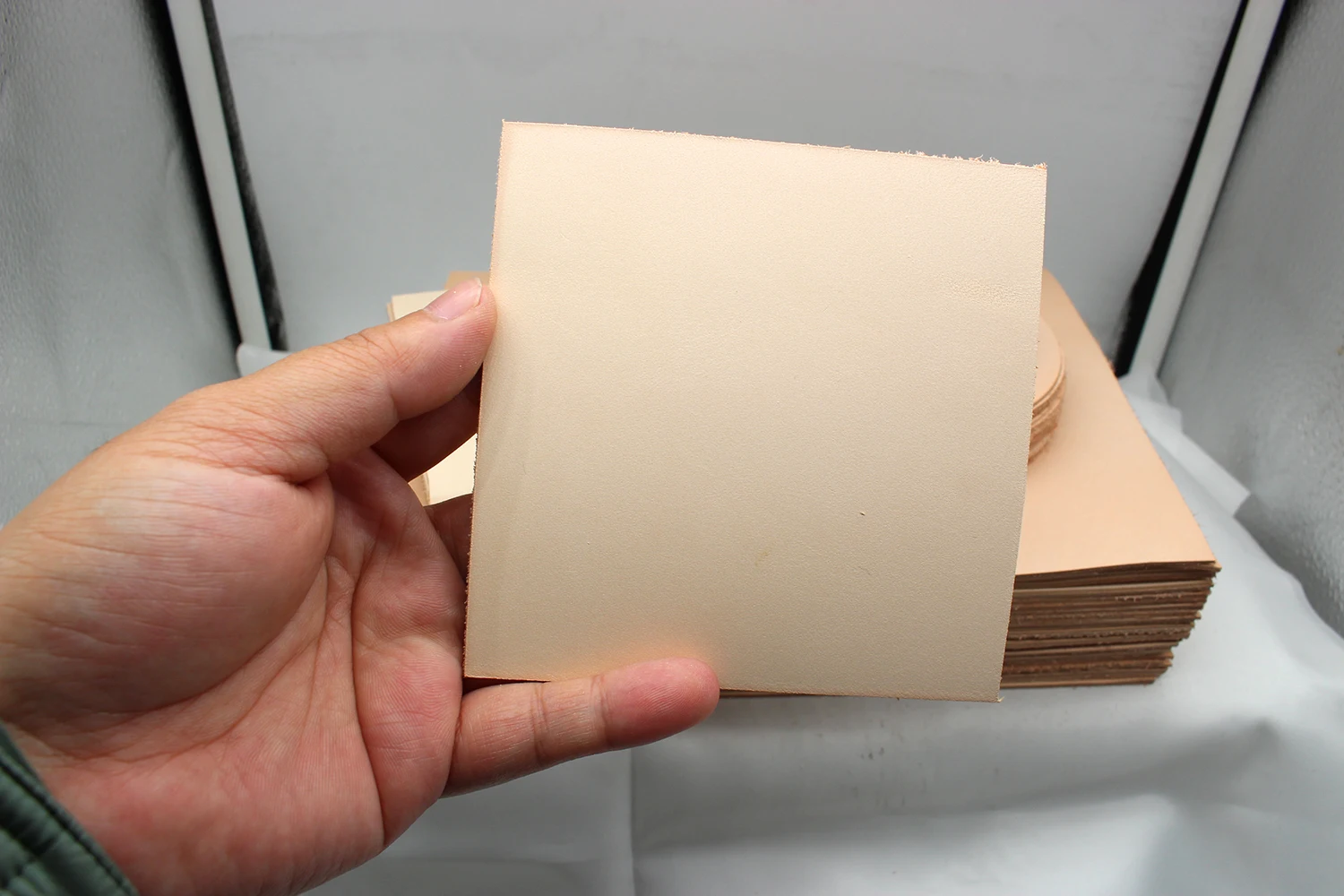 Description Picture 6 of item1 Piece Small Genuine Leather Round Square Rectangular Slice Vegetable Grain Cow Skin for Handmade Jewelry Decorations Coasters