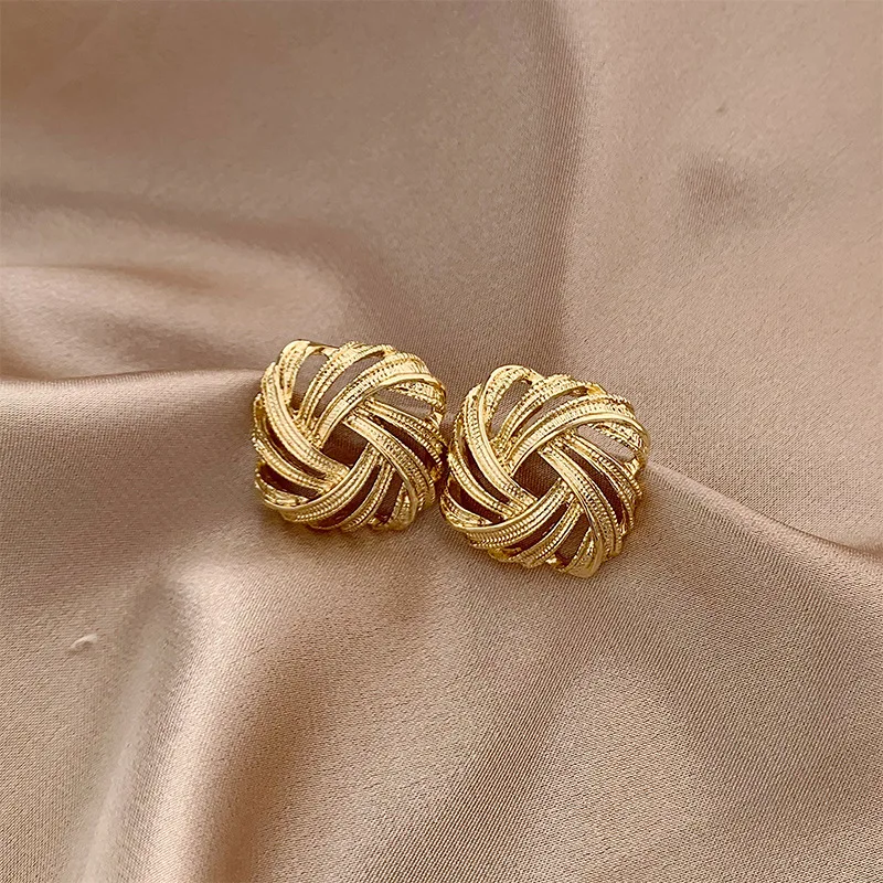 Retro Gold Color Braided Geometric Ear Clip Without Ear Holes Temperament Luxury Vintage Small Square Clip on Earrings Women ear clip earrings clip earrings ear clip ear accessories