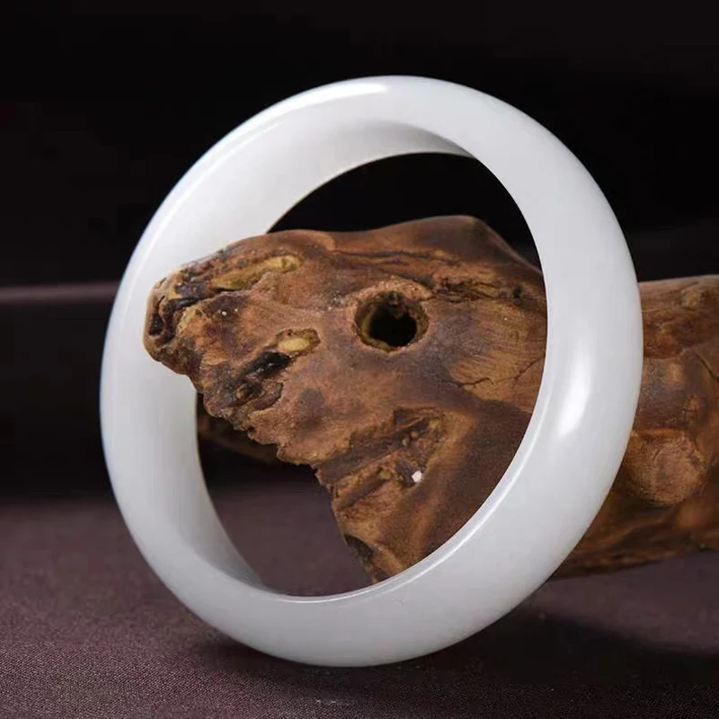 Рисунок 6 - Натуральный белый нефритовый браслет