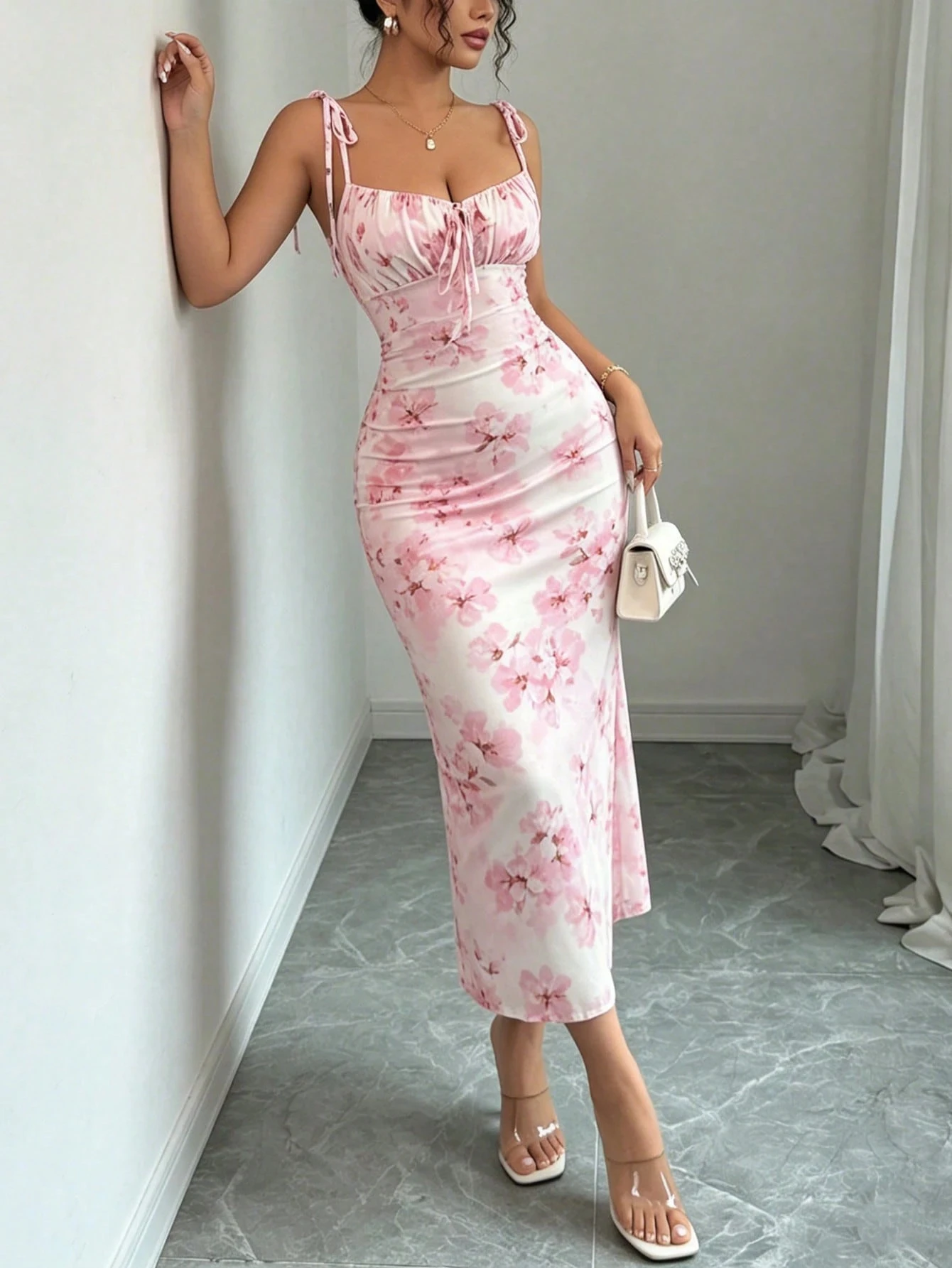 Jupe mi-longue fluide rose motif fleurs de cerisier, coupe sirène, avec bretelles réglables et buste froncé pour une taille cintrée, ajustement slim, moulante aux hanches