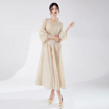 Abito lungo elegante in stile Miyake, design sofisticato per la moda femminile transfrontaliera con decorazioni a nappine.