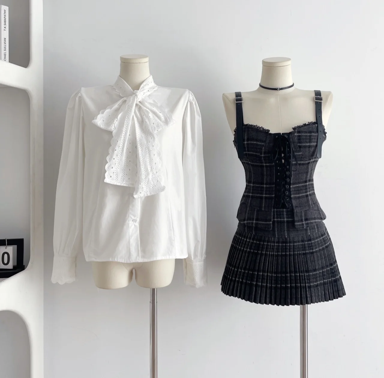 Conjunto de 3 piezas estilo retro coreano de otoño para mujer, camisa blanca, chaleco de tirantes y falda plisada, diseño de estilo universitario, moda Y2K.