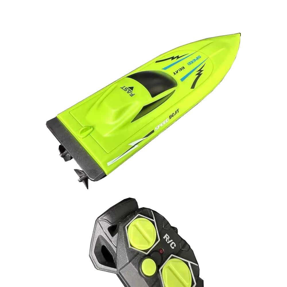 Bateau télécommandé double hélice 2.4G avec sa télécommande, prêt à naviguer.