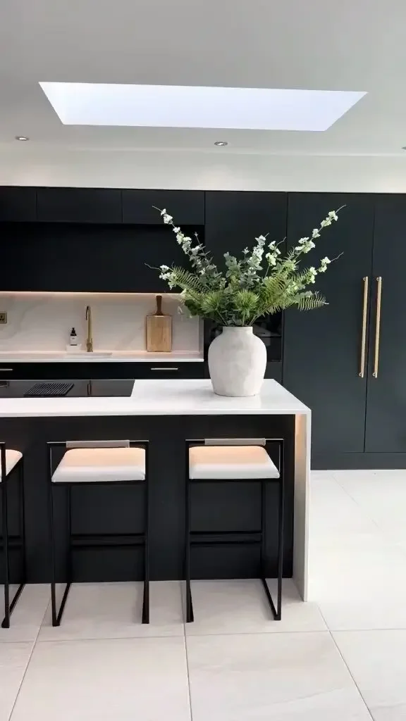 Modern Kitchen Design White Black Lacquer High End Flat Door Modular Kitchen Cabinets With Quartz Island
