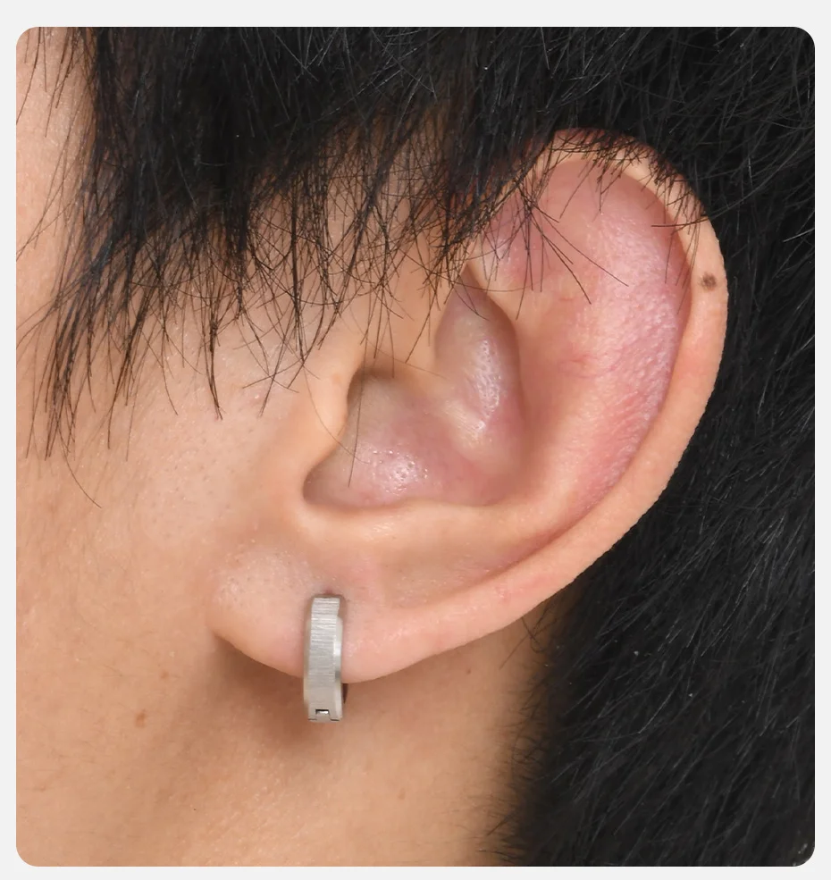 Vnox Pinsel-Edelstahl-Creolen für Männer und Jungen, kleine Creolen mit schrägem Kante, verblasst nie, silberfarbenes Metall, einfacher Schmuck – Detail 2