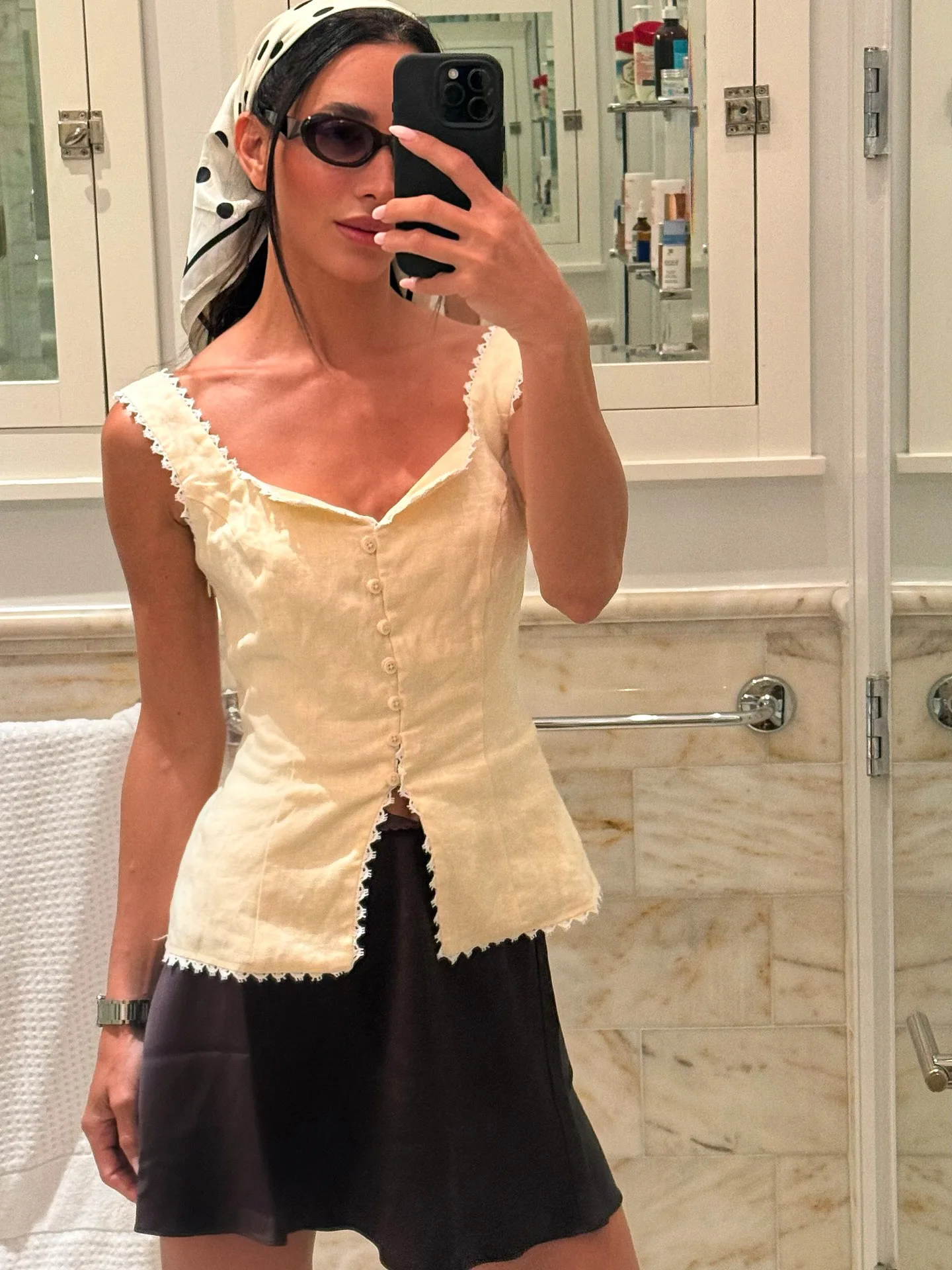 Détails dentelle et bouton