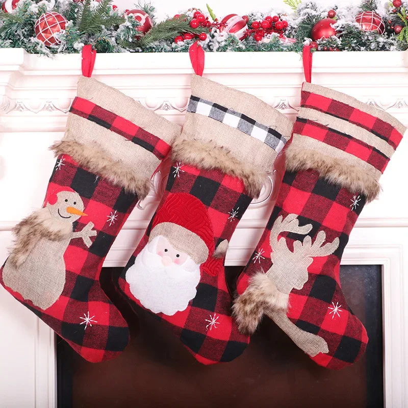 

Новинка, красные и черные рождественские носки в клетку, украшенные большим рождественским оформлением, подвесная Подарочная сумка, детские гетры