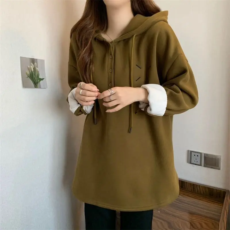 Doppelseitiges deutsches Samt-Langarm-T-Shirt mit Knopf und Kapuze für Damen im Herbst und Winter 2022, neues lockeres, schlankes Oberteil für Damen – Detail 9