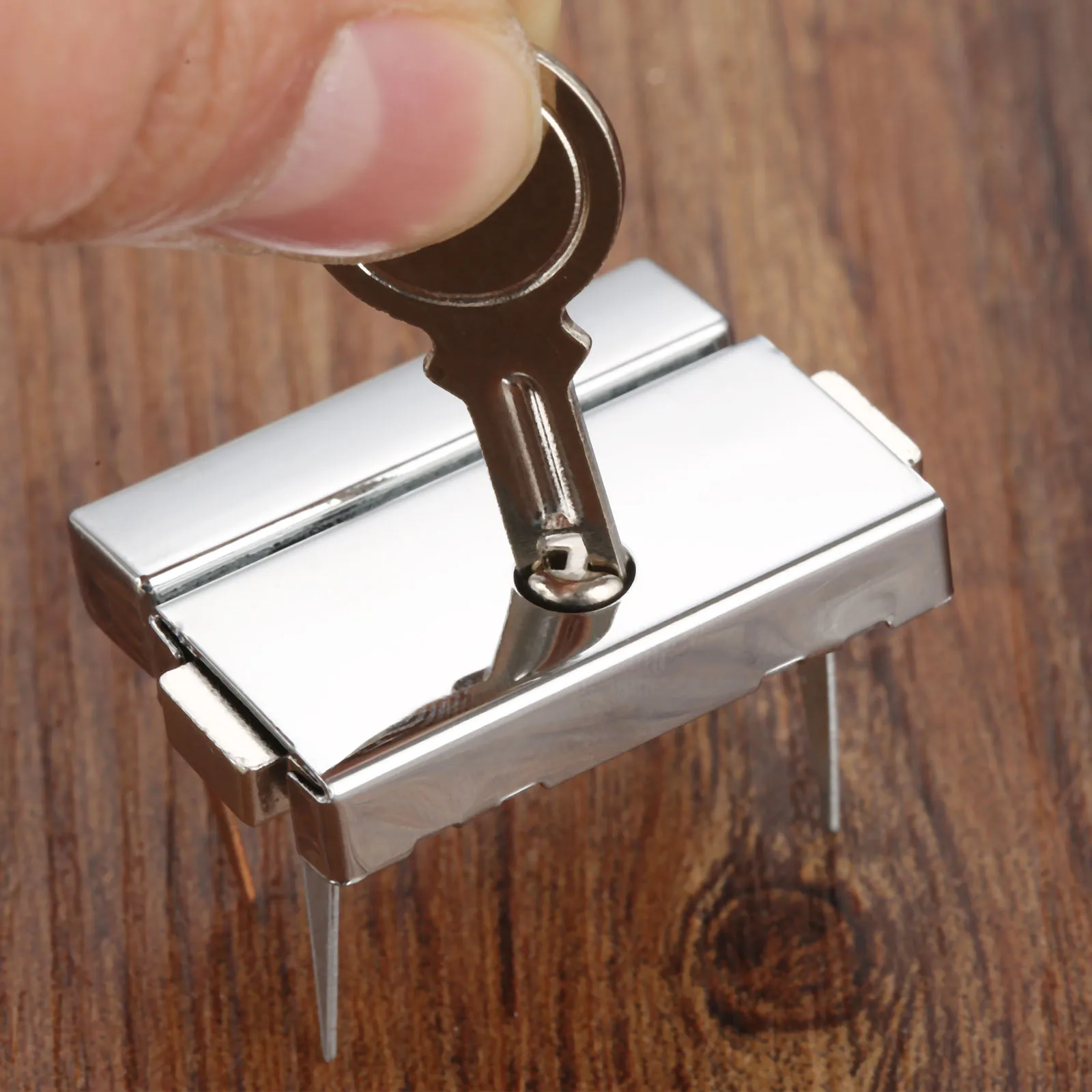 Box Hasps Zinc Alloy Lock Toggle Catch Latches for Jewelry Suitcase Buckle Clip Clasp Vintage Hardware Silver 33*25mm 1PC