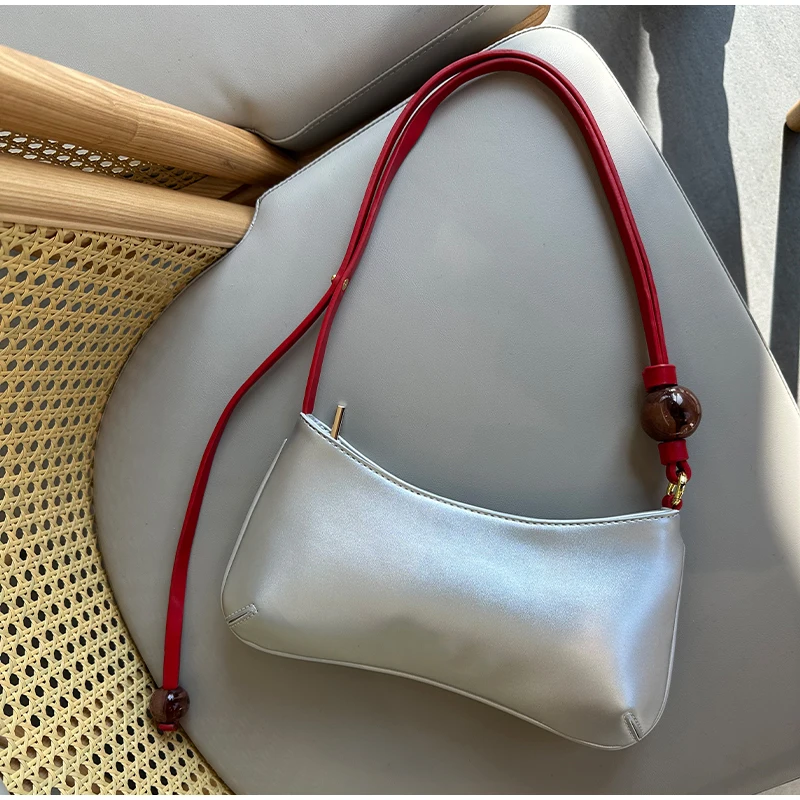 Sac à bandoulière simple en PU de couleur unie avec lettres en métal et perles pour femme, sac de fête polyvalent de petite taille_voghion.com