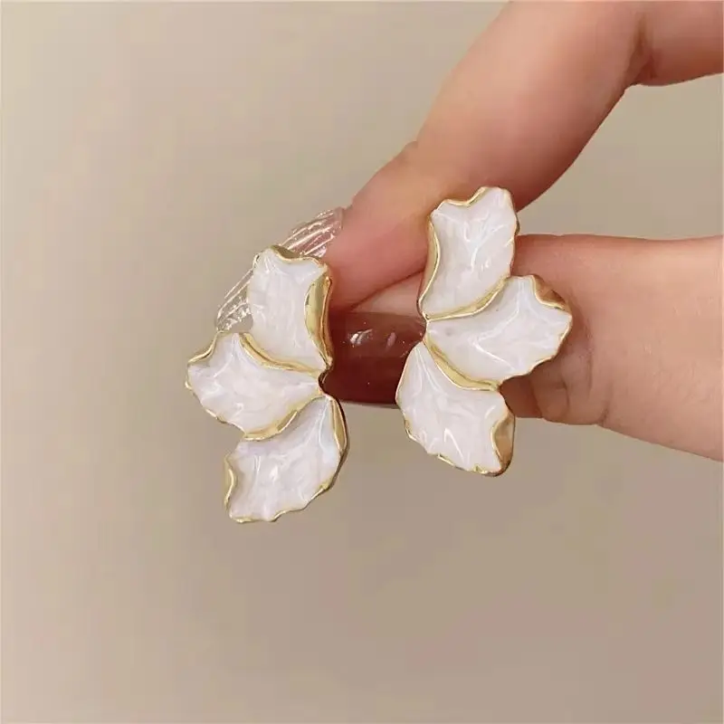Minimalist Enamel Oil Flower Drop Earrings for Women White Red Green Leaf Petal Dangle Earrings Party Fashion Jewelry Girl Gifts