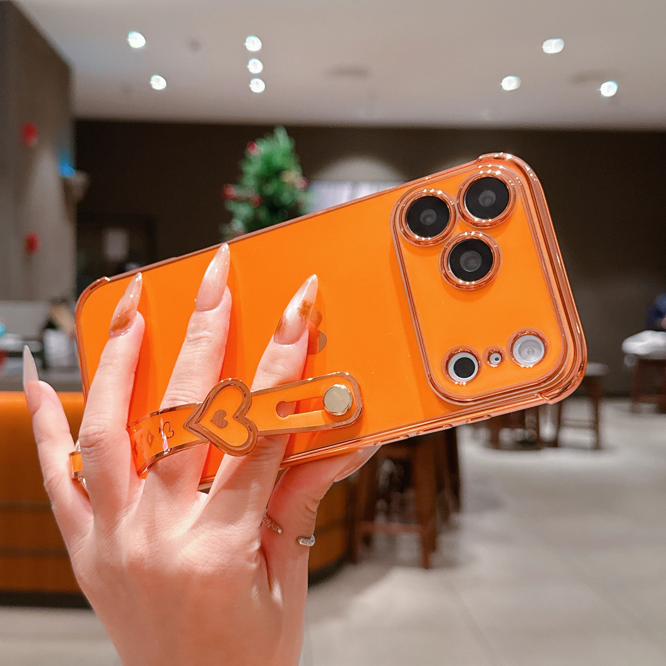 Herzförmige Handgelenkriemen-Hülle für iPhone 17 Pro, 16, 15, 14, 13, 12, 11 Pro Max, X, Xs, XR Max, 12, 13 Mini, 14, 15, 16 Plus – Premium Fashion Cases – Detail 4