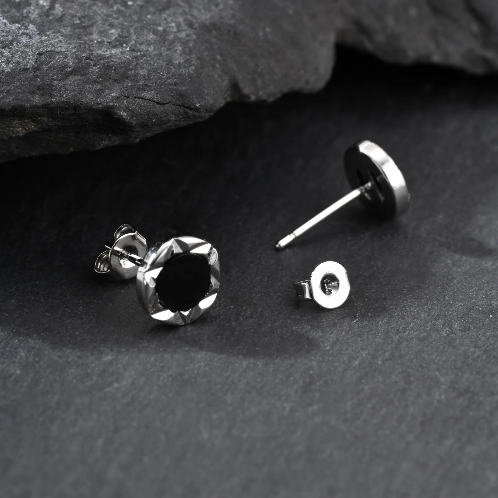 Runde Ohrstecker aus schwarzem Onyx, kleine Hip-Hop-Ohrstecker mit strukturierter Kante, Unisex-Piercing-Ohrringe, Schmuckgeschenke – Detail 2