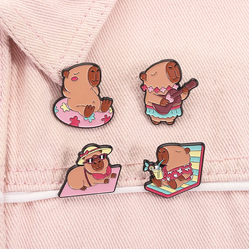 Emaille-Anstecknadeln „Capybara On A Leisurely Vacation“, die Capybara spielt Gitarre und singende Broschen, Rucksack-Abzeichen, hübscher Schmuck – Detail 5