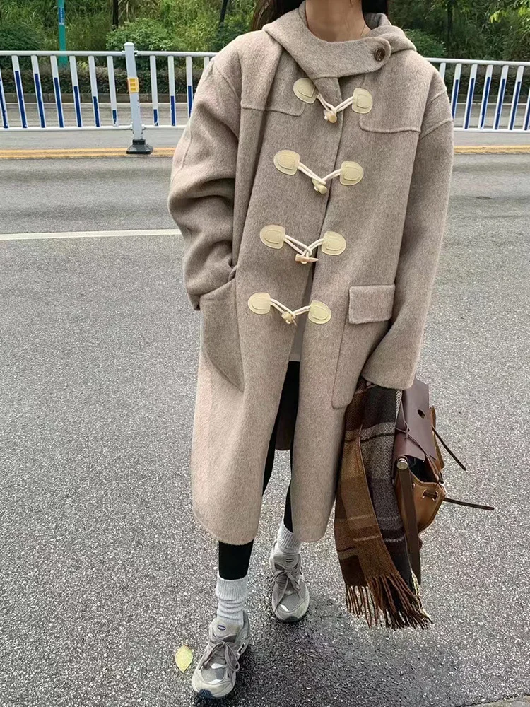 

Шерстяное пальто ручной вязки с капюшоном и пуговицами, средней длины