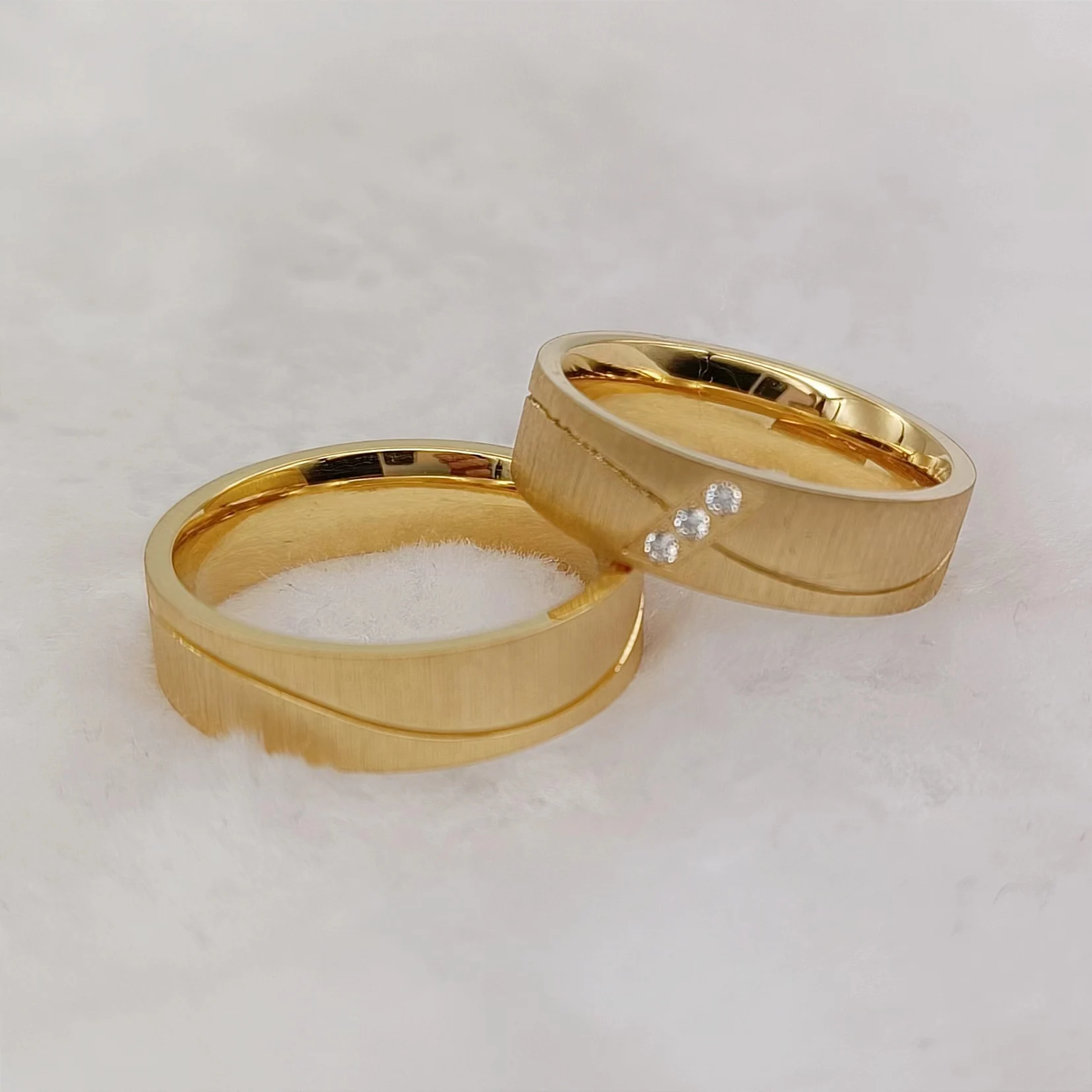 

Wholesale Unqiue Matte Lover's Couples Wedding Rings Sets For Men And Women 24k Gold Plated Stainless Steel Jewelry Finger Ring