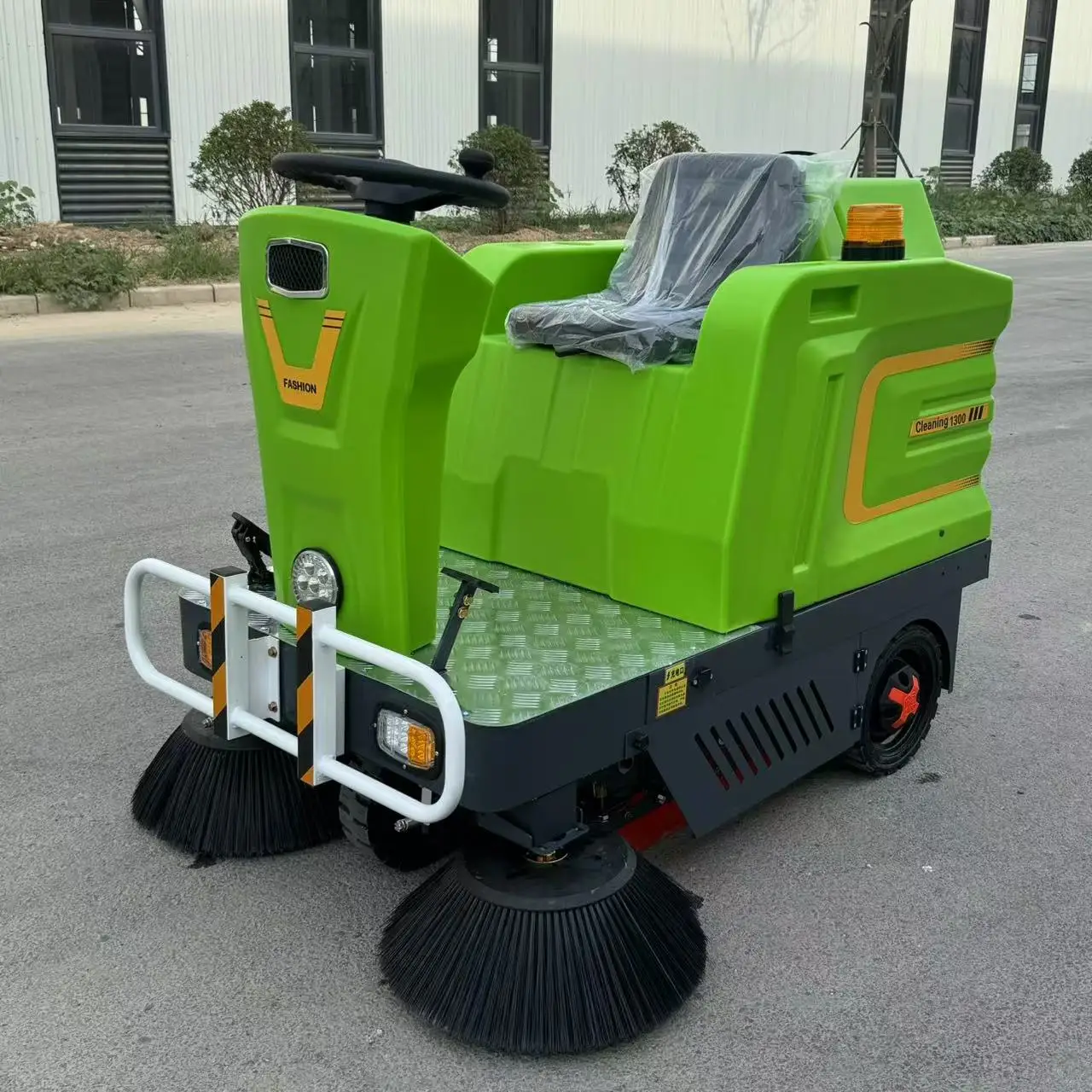 Ce Certified Low-priced Riding Sweeper Cleaning Equipment, Road Sweeper, Road Property Sweeper