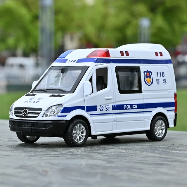 1:32 simulation ambulance model alloy pull back sound and light die-casting car toy police special car children's toy gift 3