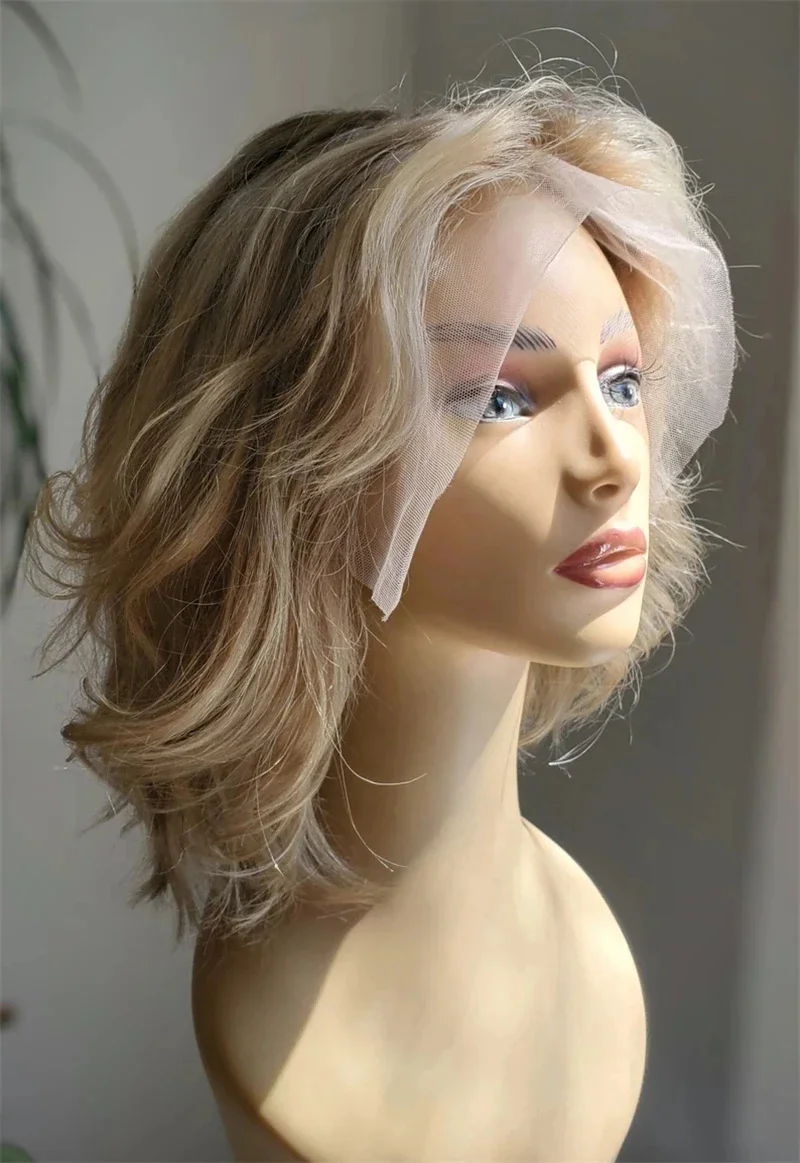 Parrucca Sintetica Bob Corto Ondulato con Pizzo Frontale per Donna, Bionda con Riflessi, Senza Colla, HD 13x4, Pre-Piumata con Parte Centrale - immagine 2