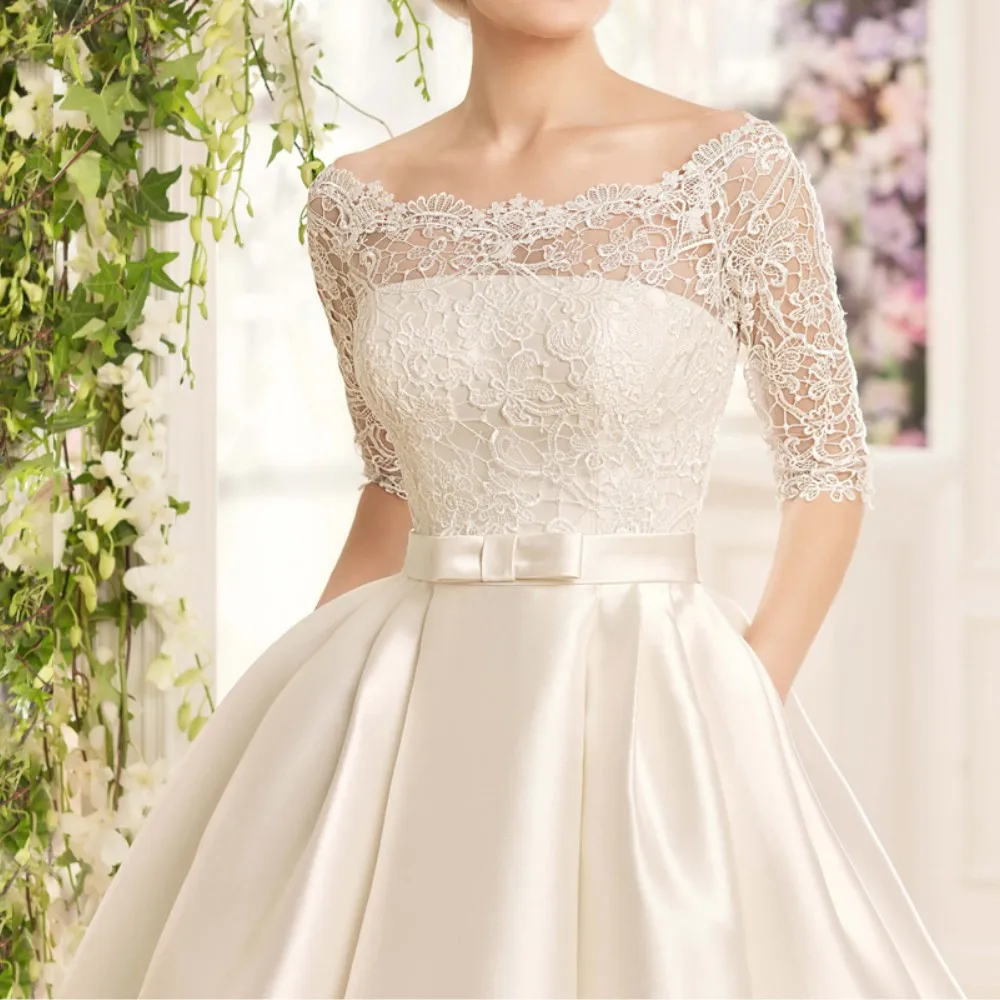 

A-Line Boat Neck Robe Wedding Dress Half Sleeve With Lace Applique Satin Sweep Train Floor Length2023