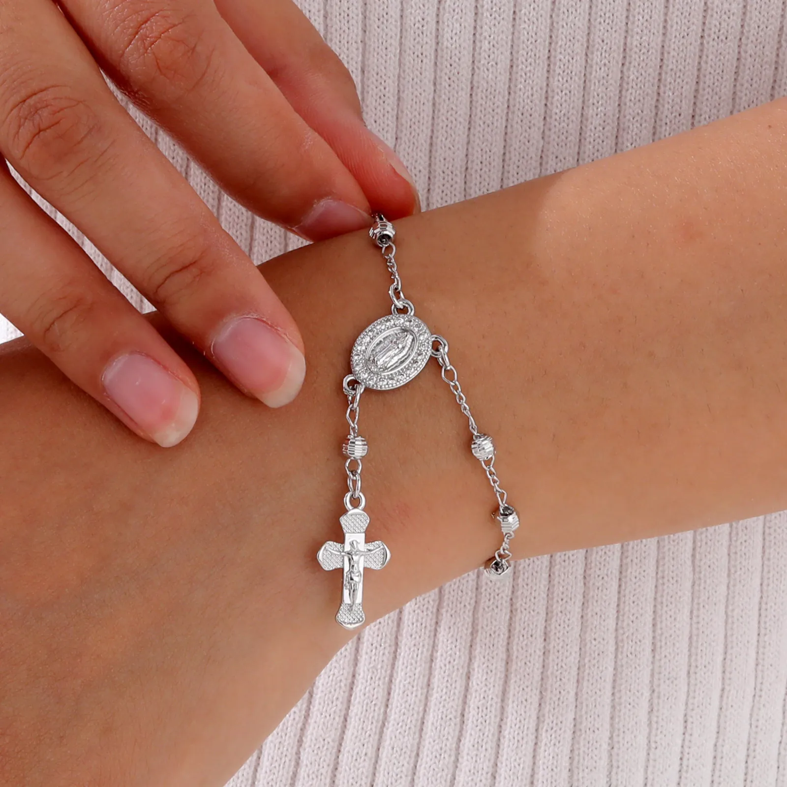 Luxuriöses Retro-Kreuz-Armband der Jungfrau Maria mit dreifarbigen Perlen für Frauen, verstellbares Ketten-Jesus-Anhänger-Armband, religiöser Schmuck – Detail 4
